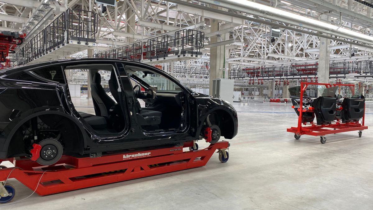 Tesla a Volvo kvůli problémům v Rudém moři pozastavují výrobu v Evropě